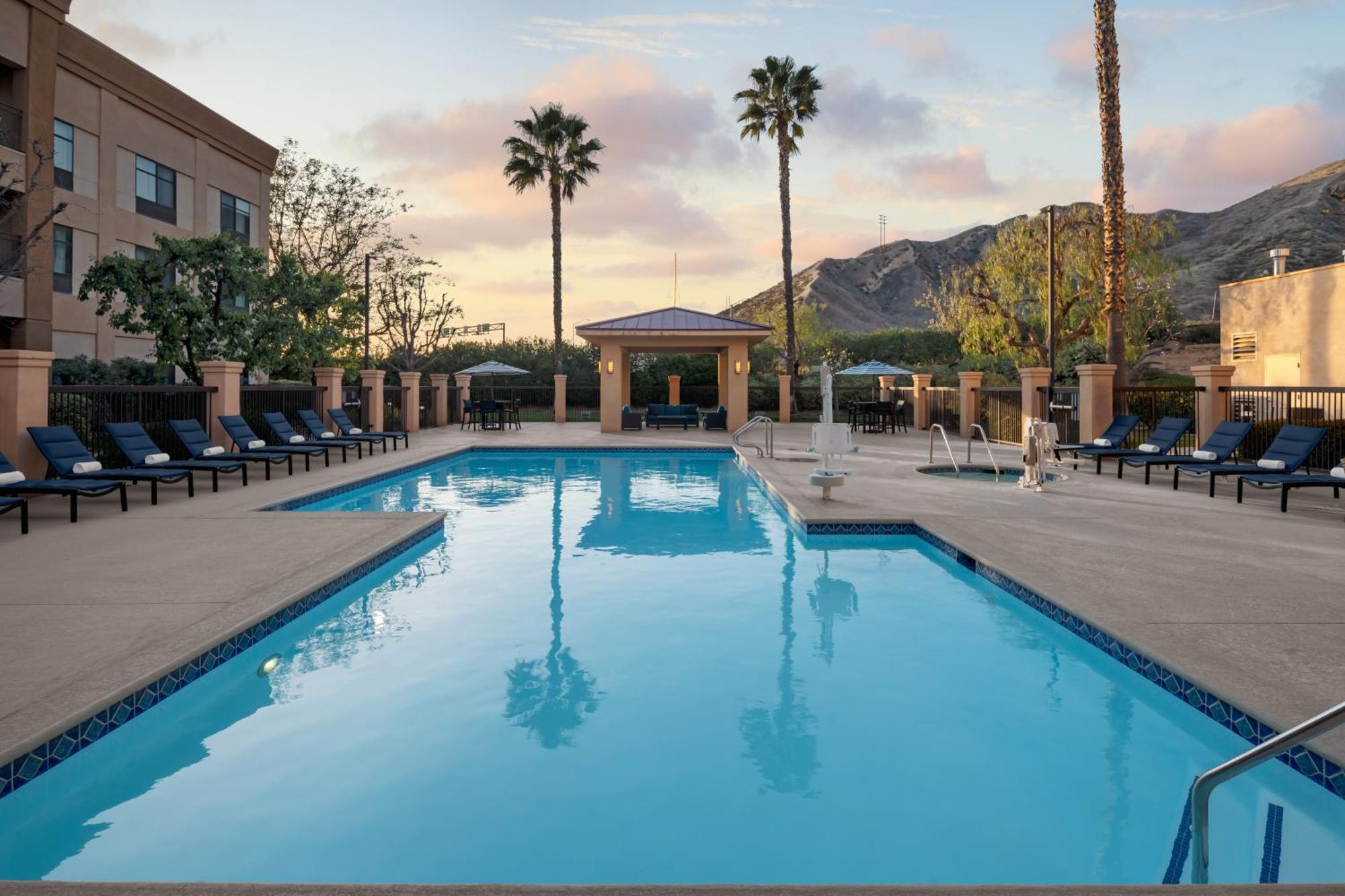 Courtyard By Marriott Santa Clarita Valencia Hotell Exteriör bild