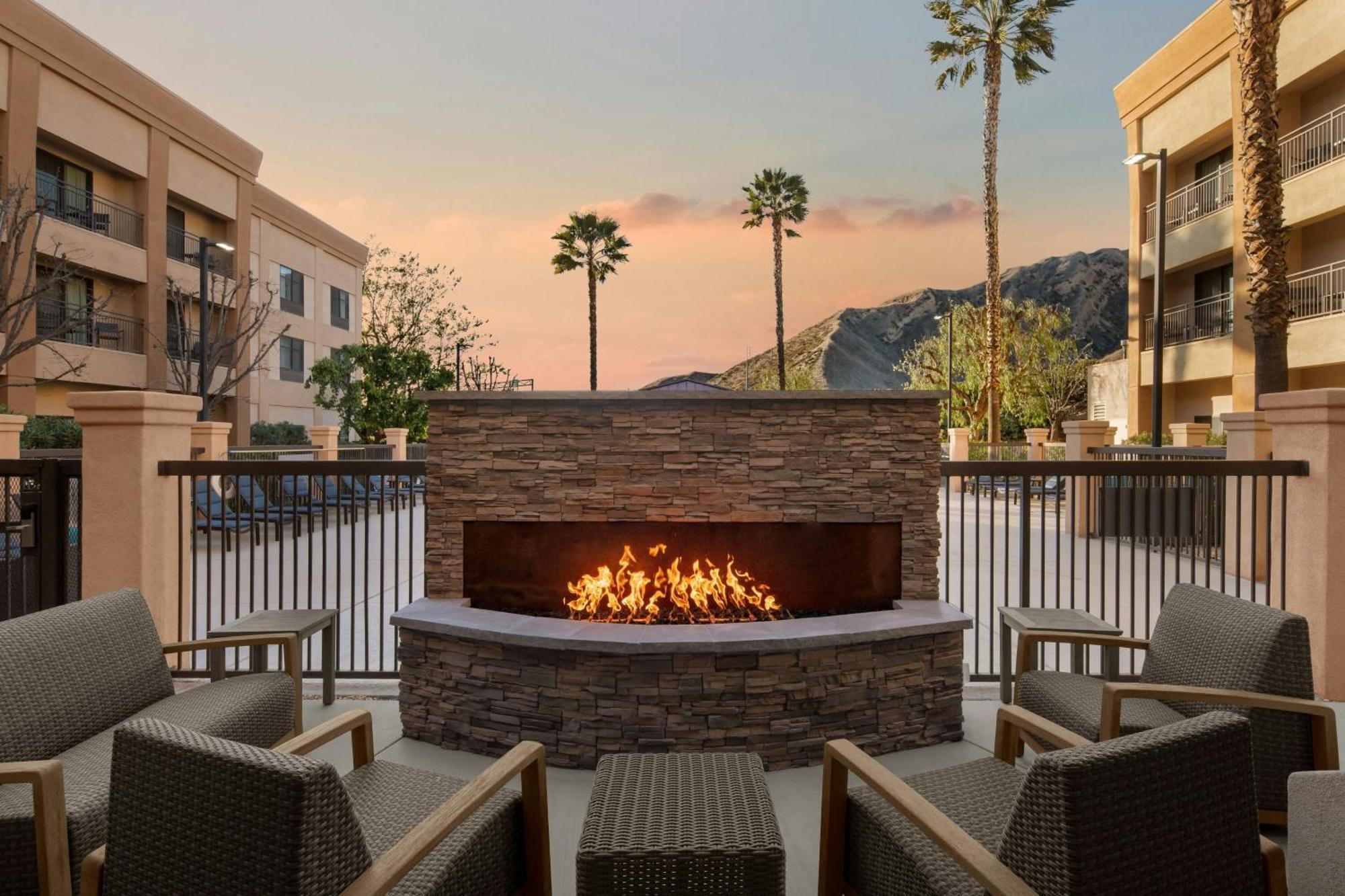 Courtyard By Marriott Santa Clarita Valencia Hotell Exteriör bild
